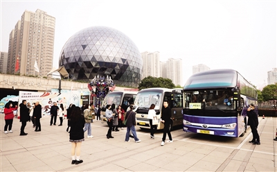 “一站 to 楼观”旅游直通车启动,游客准备乘车。 本报记者 代泽均 摄