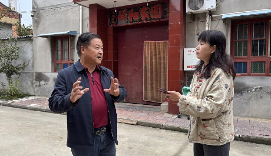 《此间》栏目记者在曹村采访王渊平