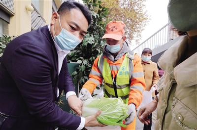 11月23日,在西安市东二环爱心白菜发放现场,市民有序排队领取白菜。 本报记者 阮班慧 摄