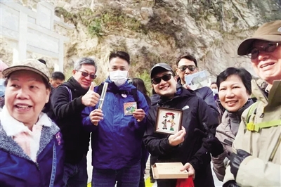 旅行团在华山展示陕西非遗皮影