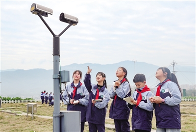 世界气象日来临之际,我国多地组织活动普及气象知识,提高人们对气象的关注。 新华社发