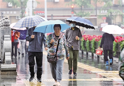 在降水的陪伴下，今日迎来“立夏”节气。预计全省大部今天有雨，局地气温下降8℃以上。 本报记者 马昭 摄