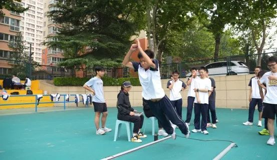 高中男子组立定跳远