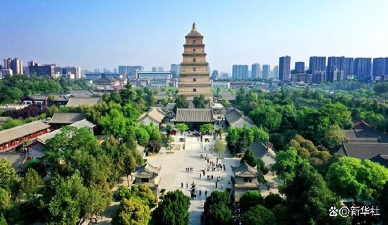 西安大雁塔及慈恩寺(2023年4月19日摄,无人机照片)。新华社记者 刘潇 摄