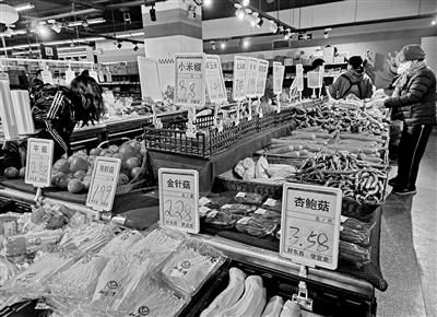 市民在超市选购蔬菜。 本报记者 马昭 摄