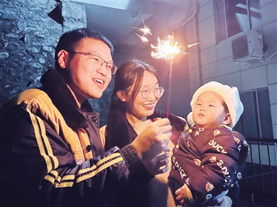 晚上下班了,一家3口团聚好开心。