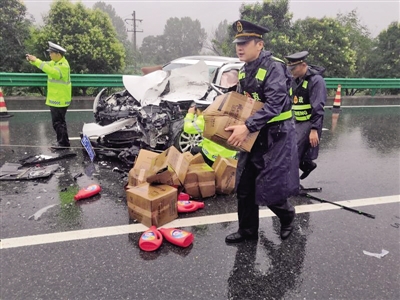 大雨倾盆 救援刻不容缓 高速路上救援人员紧急处置一起交通事故 - Vimarsana News
