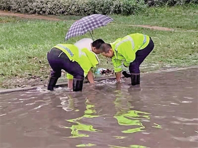 西安交警暴雨中守护平安 - Vimarsana News