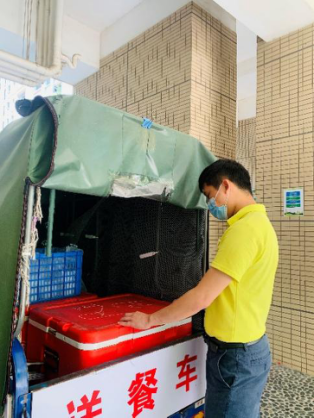 广州府前花园为小区长者提供送餐服务