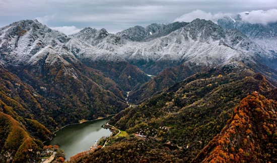 翠华山天池秋冬景致分明。（翠华山景区供图）