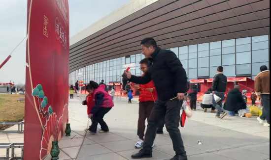 市民体验传统游戏项目，感受传统年俗的乐趣