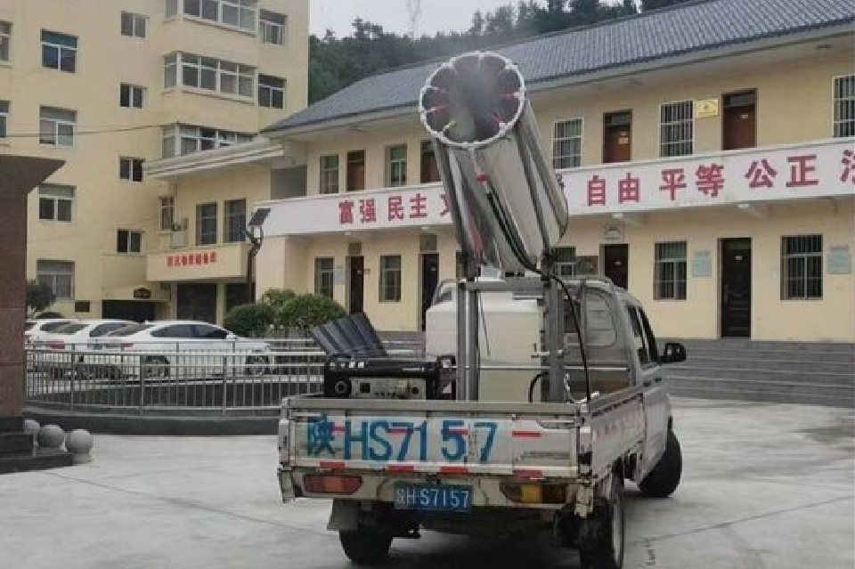 小區(qū)居民自制消殺車抗疫保家園