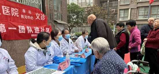 陕西省康复医院专家为居民答疑解惑。