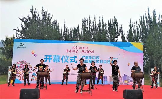 充满异域风情的非洲手鼓表演为大家送上祝福