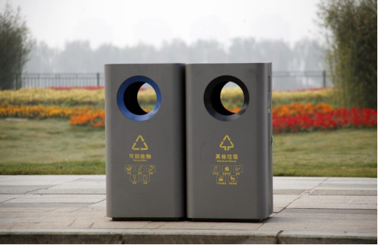 造型简约,大气的果皮箱