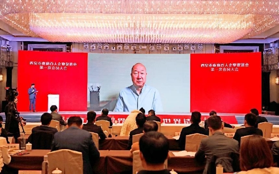 秦商百人会主席,御风集团董事长冯仑视频向大会致贺词