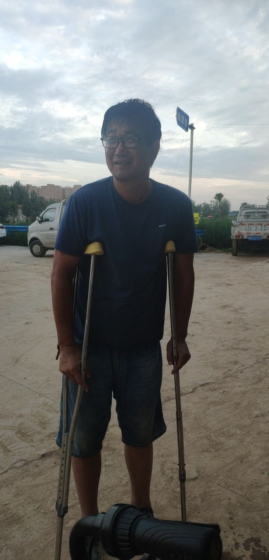 拄着双拐一线指挥的村长,他说他在村民们就有主心骨