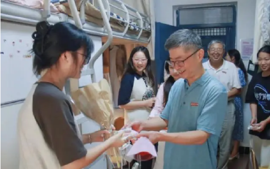 党委书记刘锋为同学们发放月饼