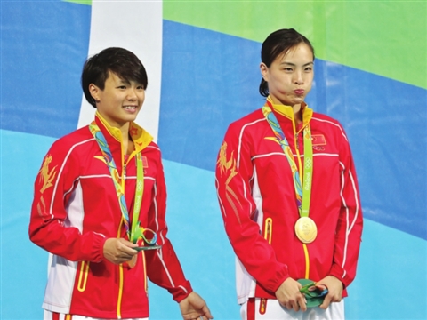 龙清泉夺男子举重56公斤级冠军 破世界纪录