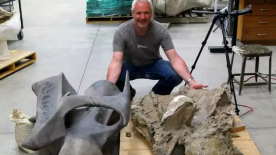 古生物学家迈克尔·泰勒与编号BYU 9024的颈椎骨