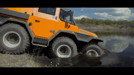 入水后有螺旋浆助推