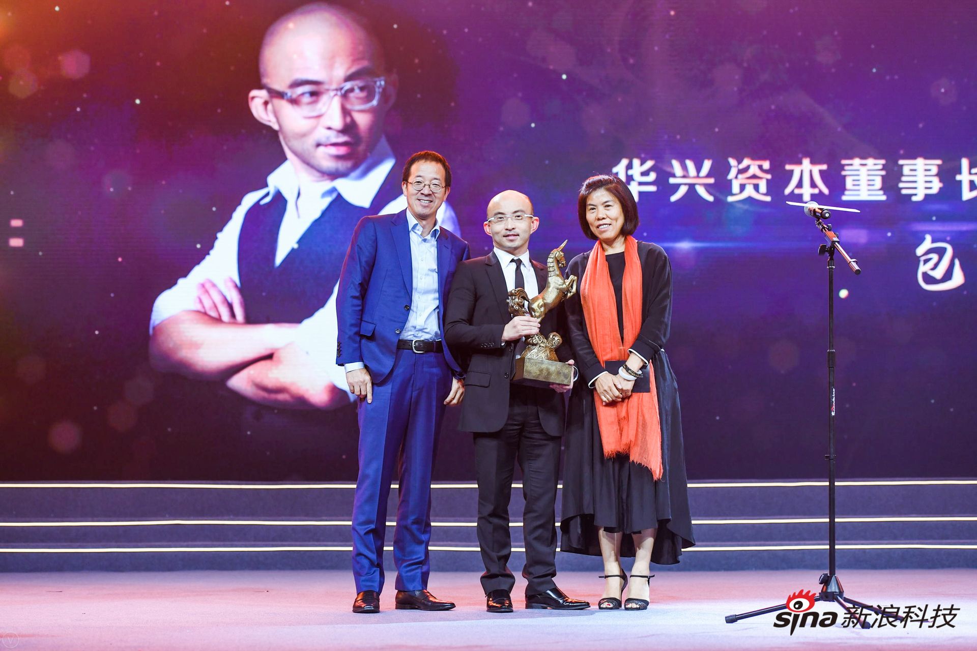 华兴资本董事长兼首席执行官包凡领奖