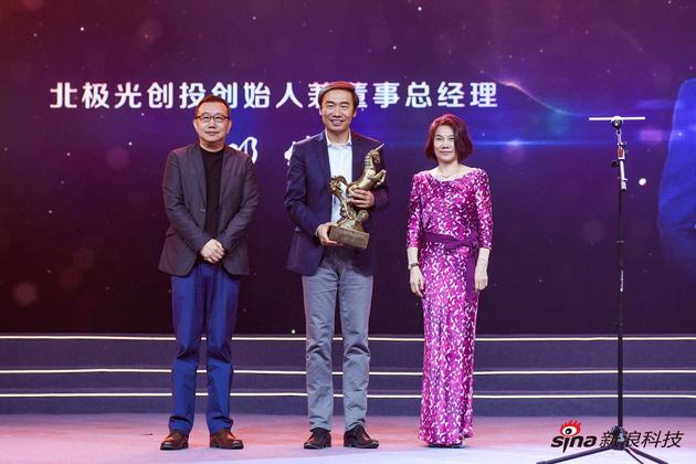 北极光创投创始人兼董事总经理邓锋领奖