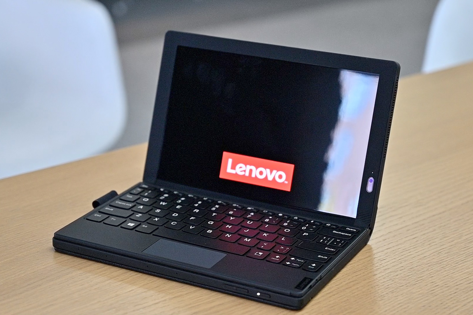 全球首款折叠屏电脑ThinkPad X1 Fold开箱：小机身有大空间