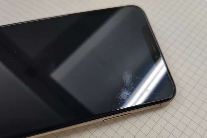 越来越多厂商贴上出厂膜 是手机屏幕变脆弱了吗？