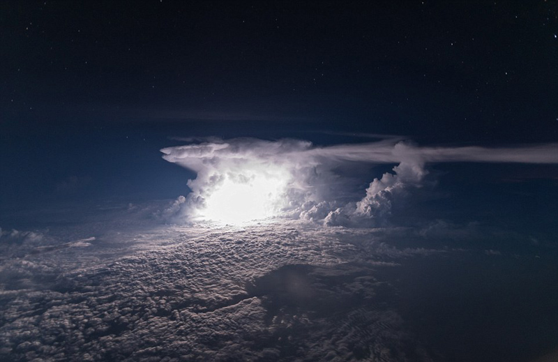 飞行员抓拍雷电击破积雨云 似核爆现场