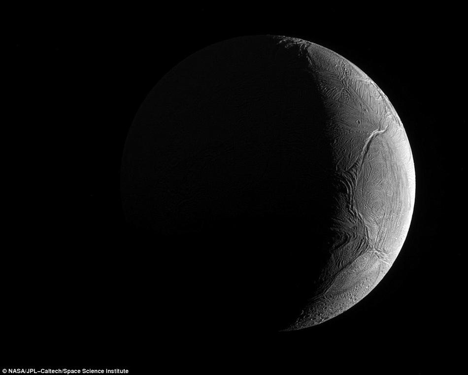 卡西尼号拍土卫十八:似奇特飞碟 有突出赤道脊