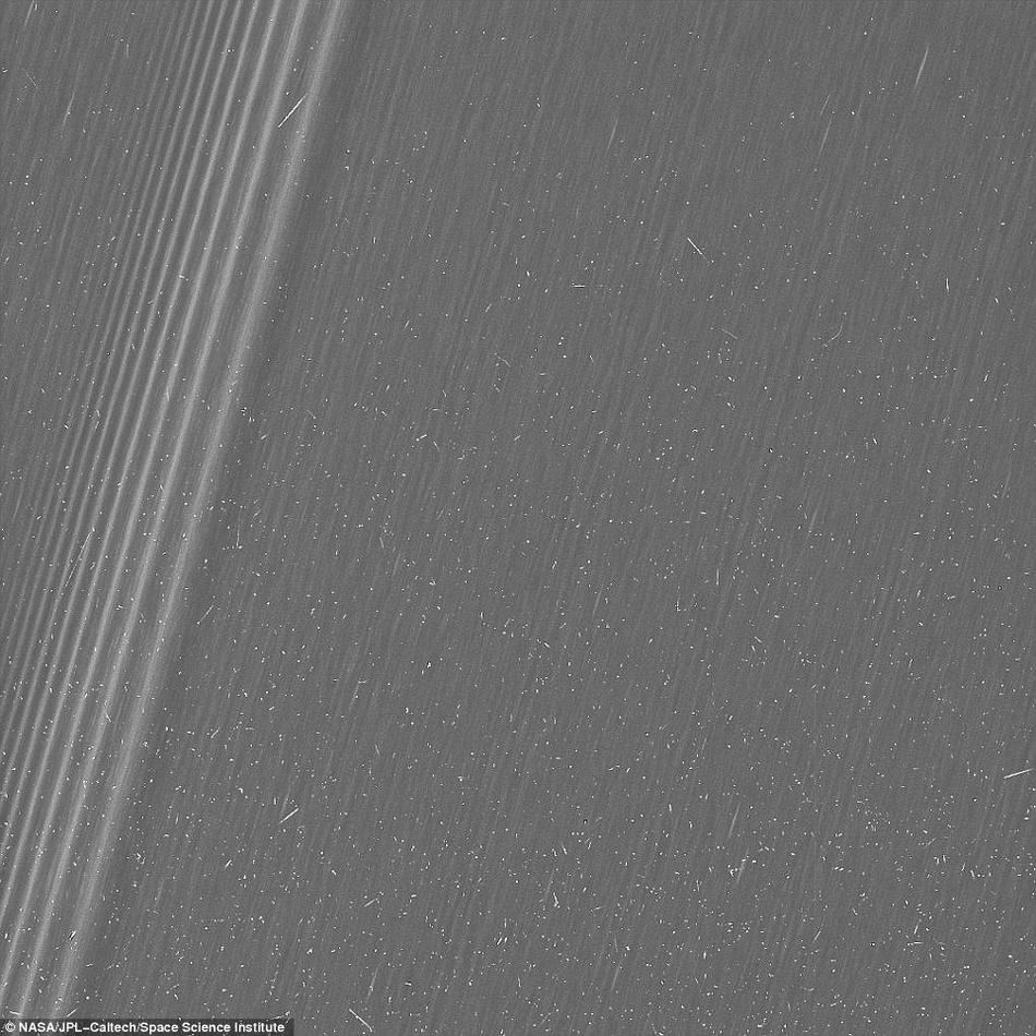 卡西尼号拍土卫十八:似奇特飞碟 有突出赤道脊