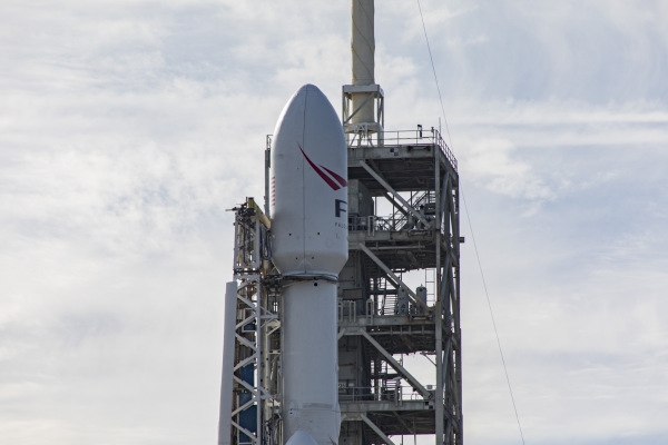 "猎鹰号"重型火箭蓄势待发 搭载特斯拉电动车