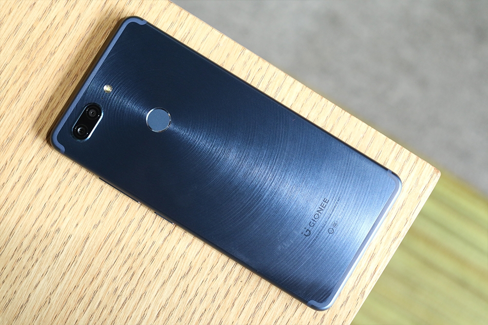 又一名全面屏选手到来 金立m7开箱