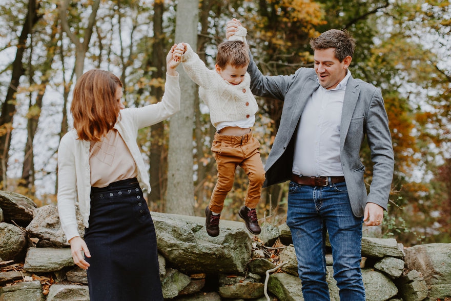 一家三口的甜蜜时刻 农场中寻找家庭的温馨