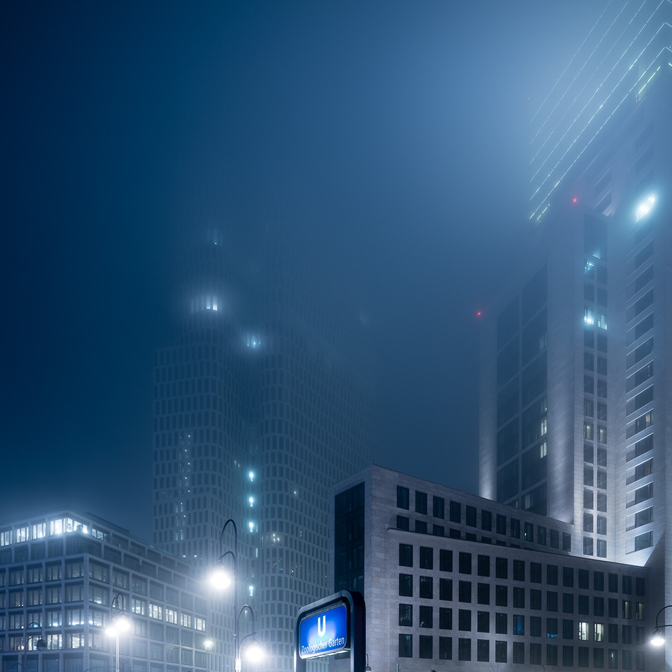 走进浓雾中的夜之都市 城市空间的浩瀚奇观