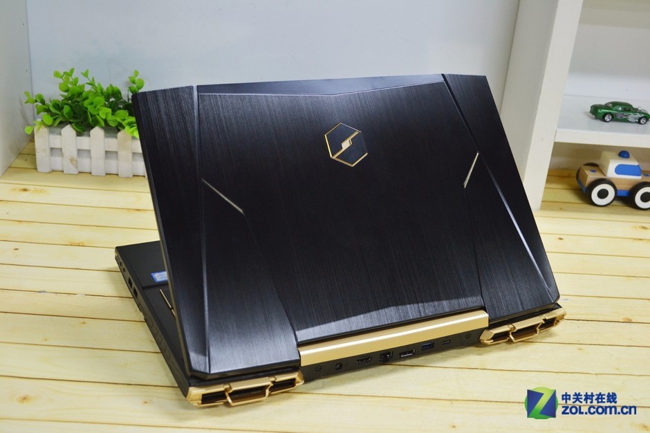 搭载机械键盘 机械革命深海泰坦x7ti-s图赏