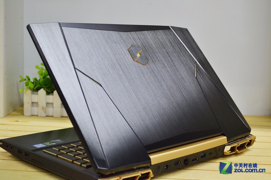 搭载机械键盘 机械革命深海泰坦x7ti-s图赏