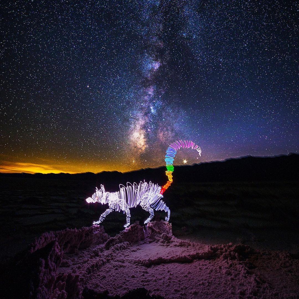 用光在空中涂鸦 延时摄影加敏捷身手创作光绘作品