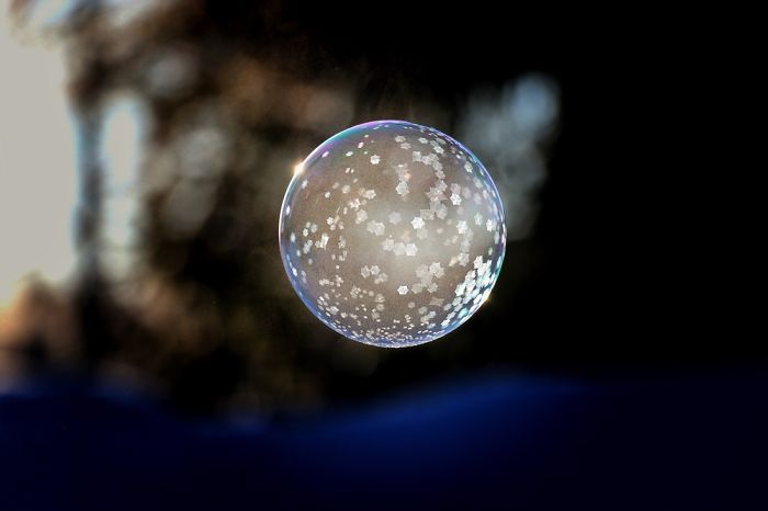 晶莹剔透的飞舞的泡泡 向寒冬挥别迎来温暖的春天