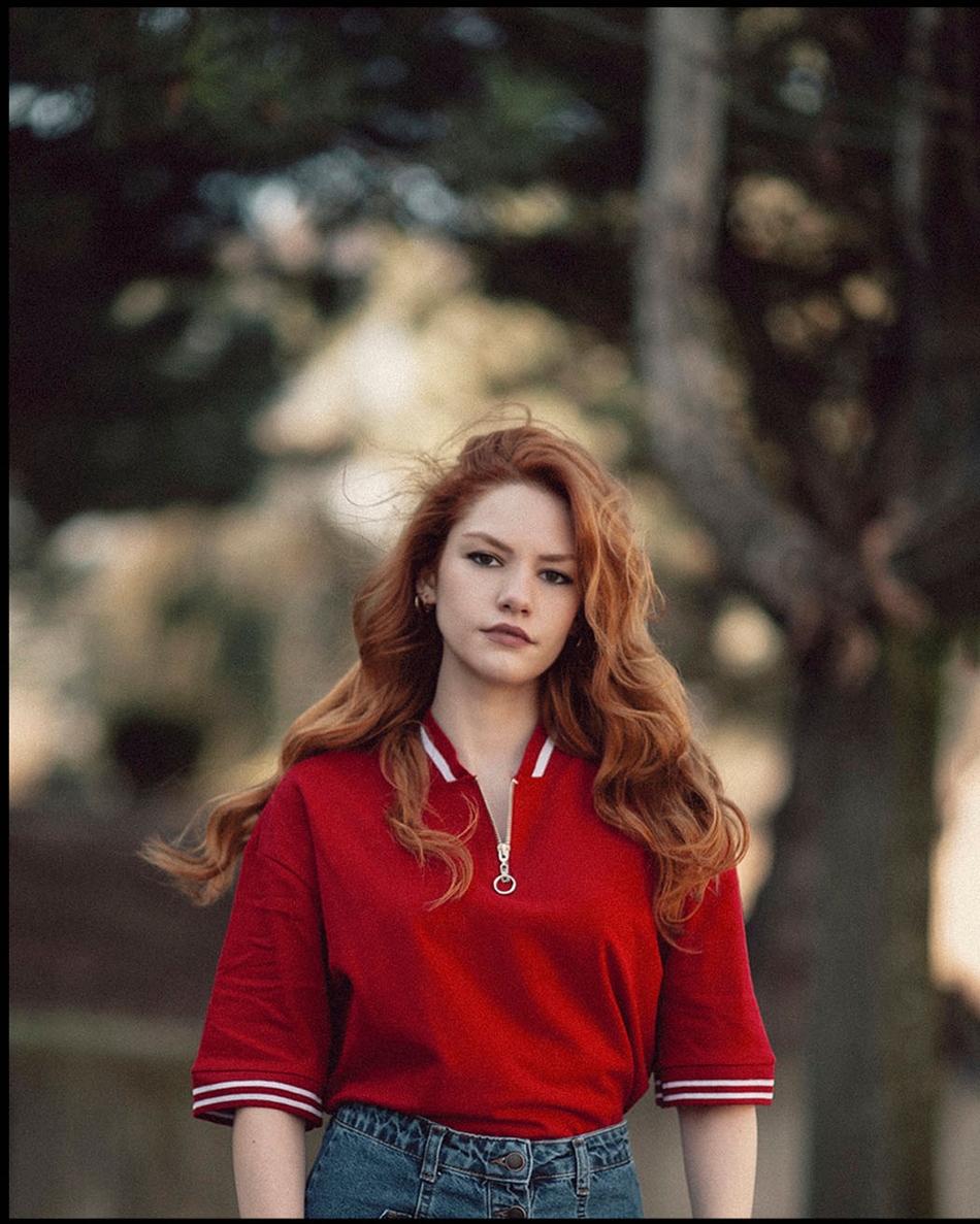 捕捉少女凝视的目光 发现年轻面孔的个性气质