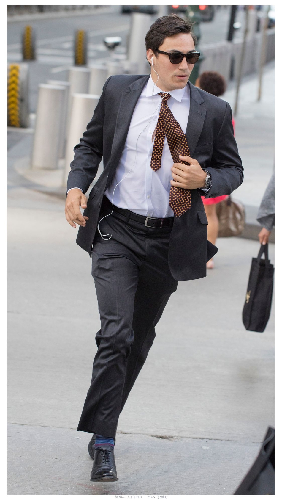 奔跑中的黑衣人 街拍白领上班一族的工作日