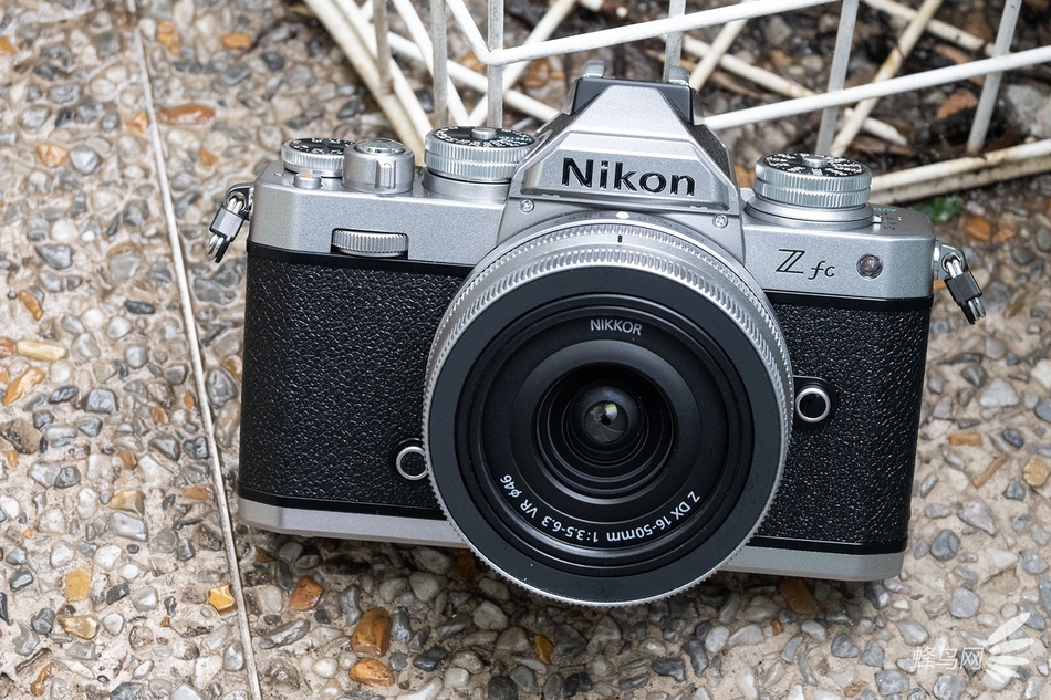 复古略带个性低调而不失时尚 尼康z fc外观图赏