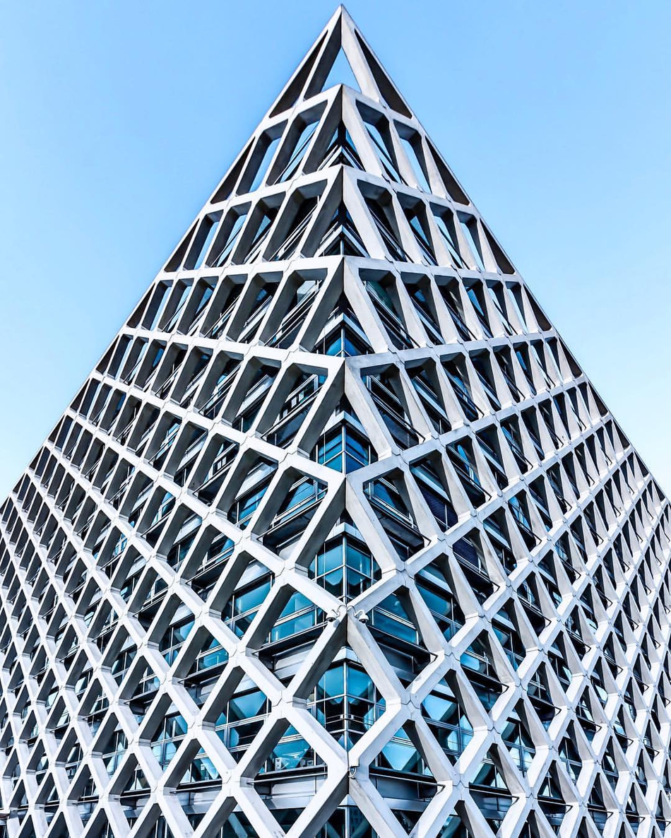 极简几何构建人类文明 极简主义与对称建筑的结合