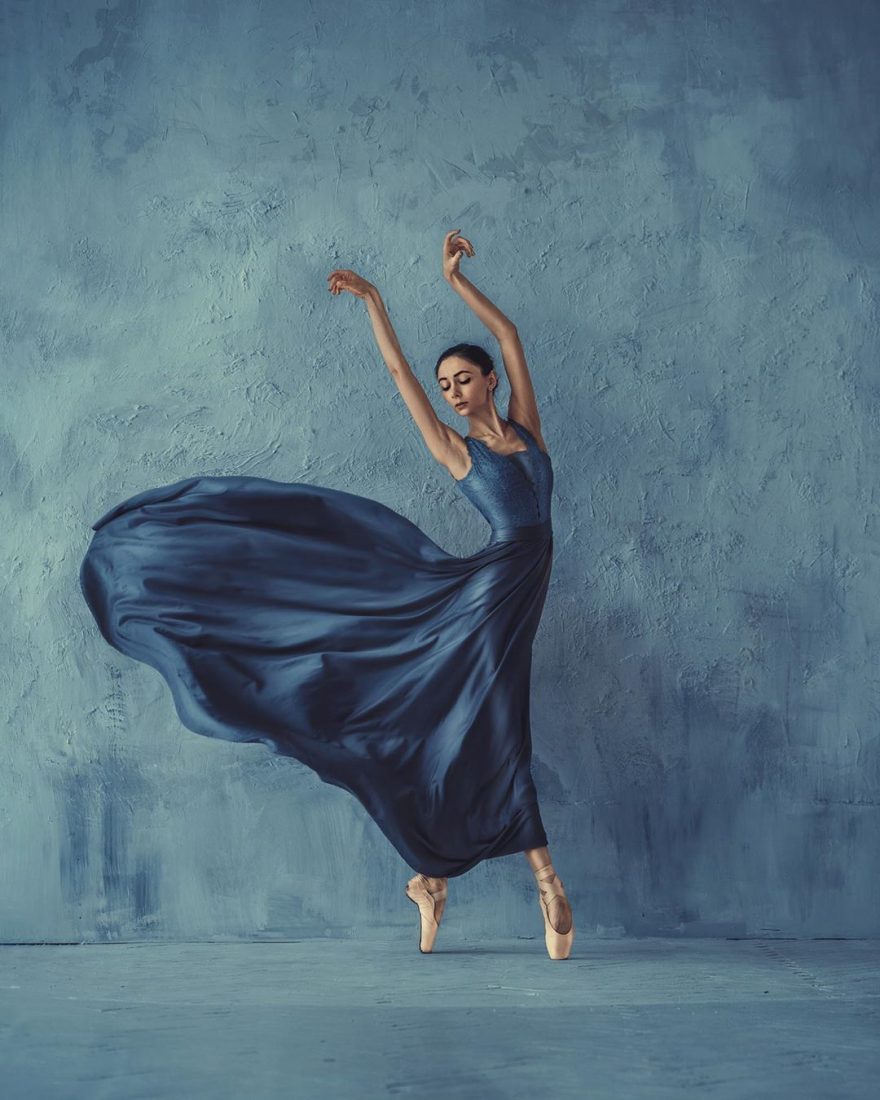 窈窕身姿的完美舒展 优雅的芭蕾舞者