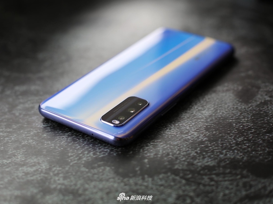 iqoo z1幻彩流星开箱图赏:星空的颜色在手中