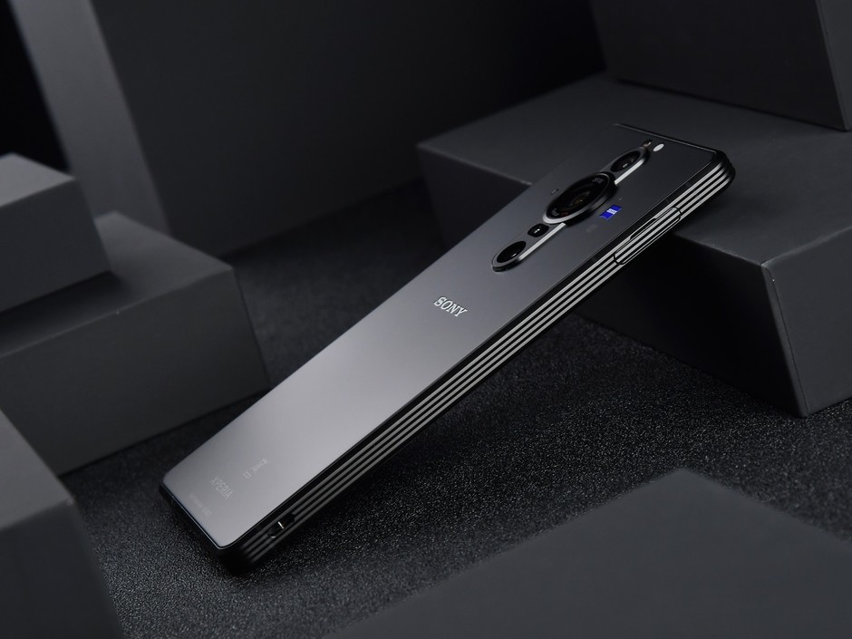 14 / 18 2021年10月26日,索尼中国宣布推出摄影旗舰微单手机xperia