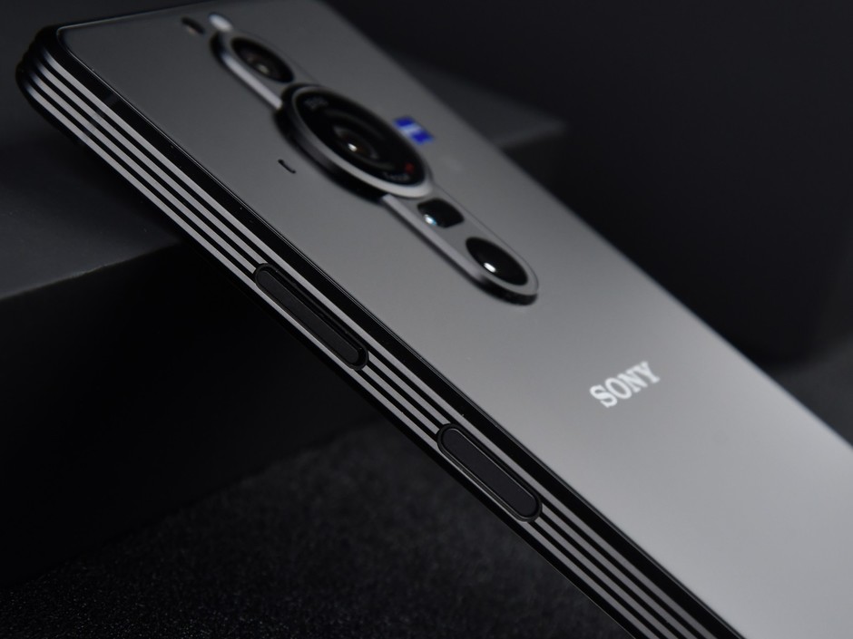 14 / 18 2021年10月26日,索尼中国宣布推出摄影旗舰微单手机xperia