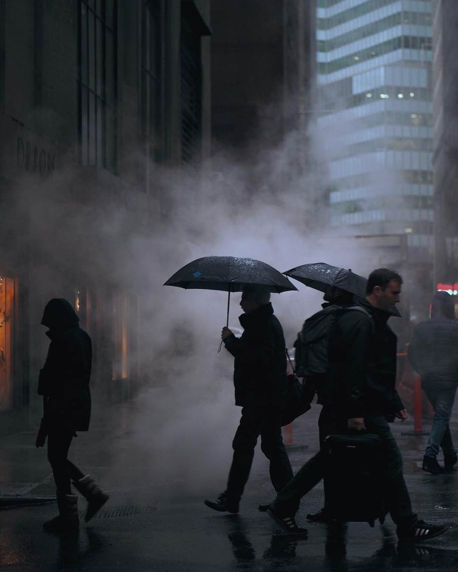 朦胧雨中的城市表情漫步在雨中的纽约