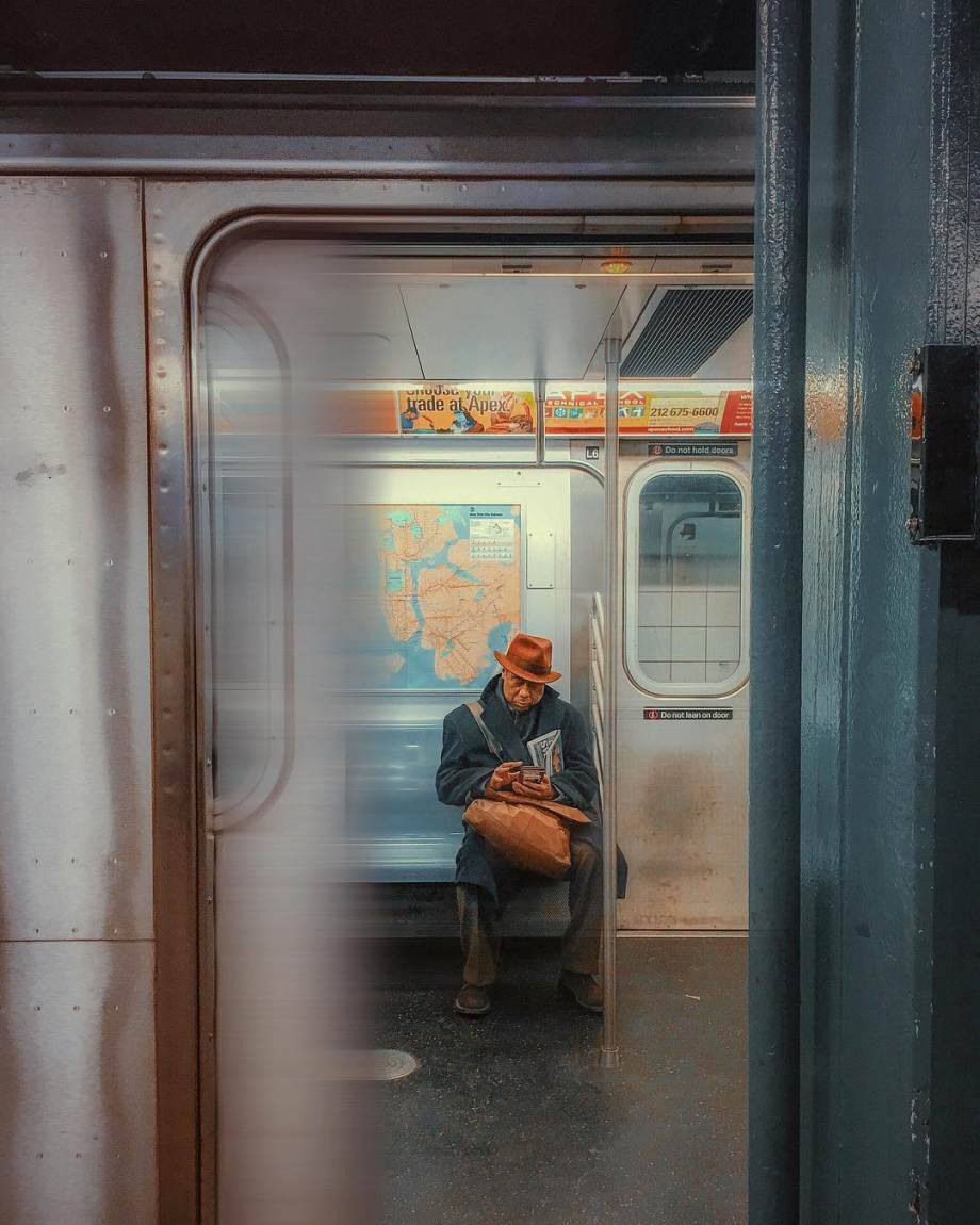 他还特意寻找那些充满复古元素人物和场景,充满了强烈的怀